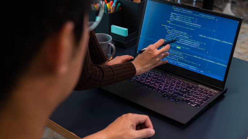 吐鲁番工业软件定制开发:破局传统制造数字化转型的“精准钥匙”